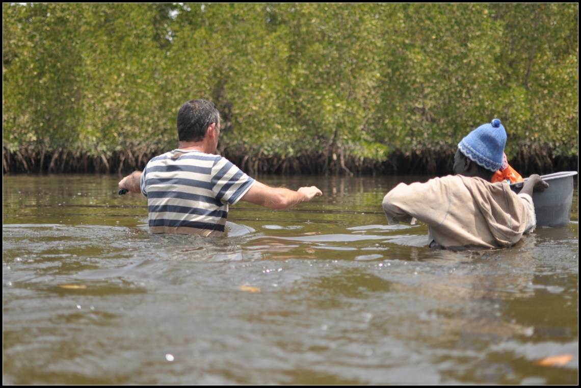 On traverse le bolong, contre courant, de l'eau jusqu'aux aisselles