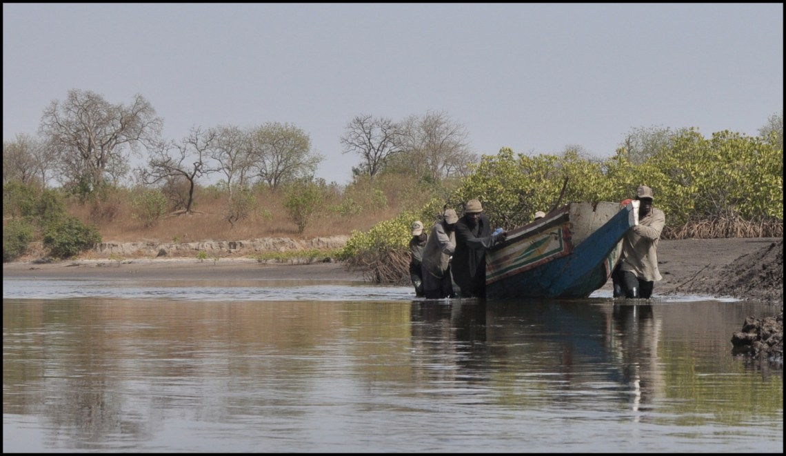 La pirogue qui flotte presque. On l'aide un peu.
