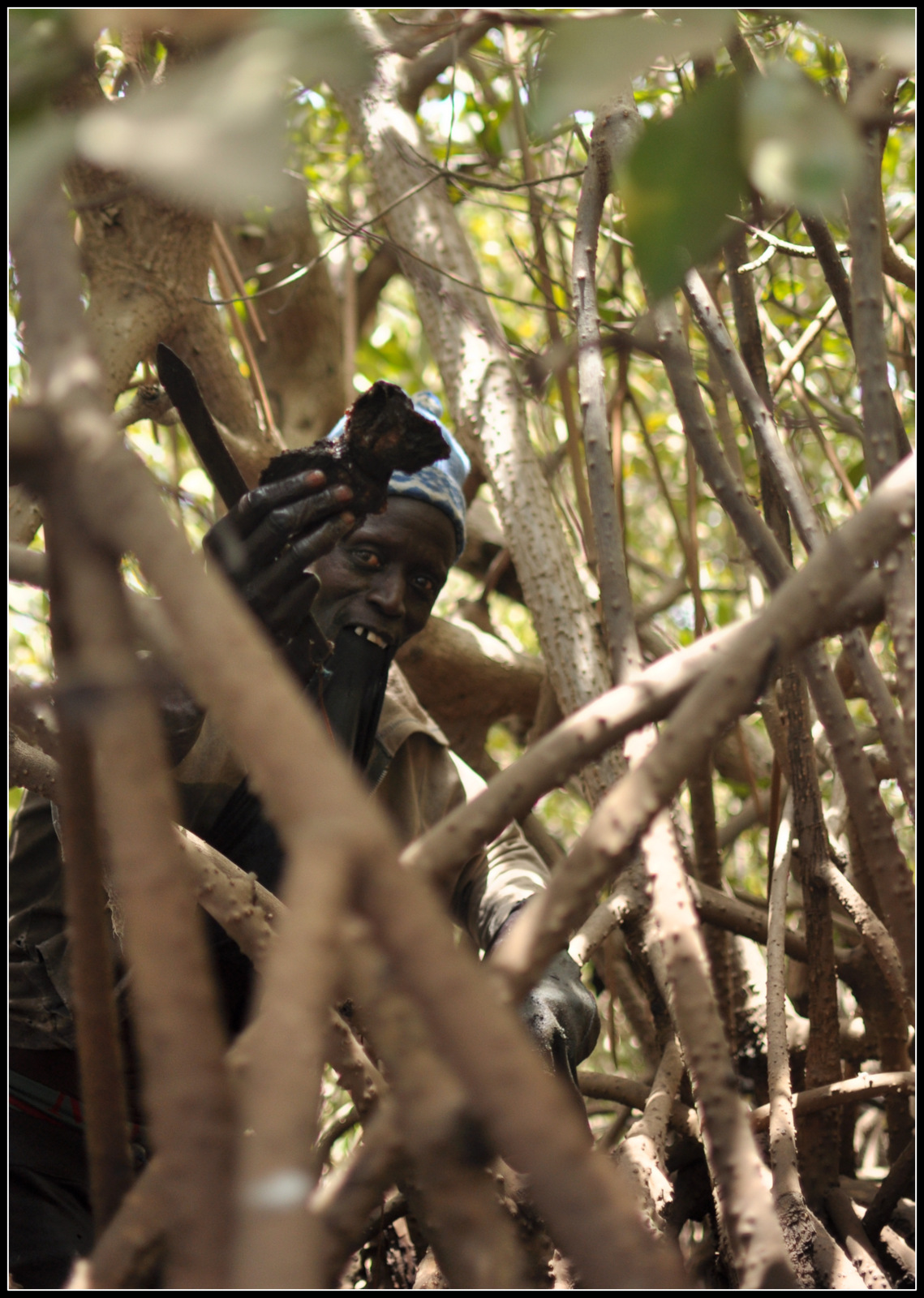 Doudou me montre le paquet qu'il vient de cueillir